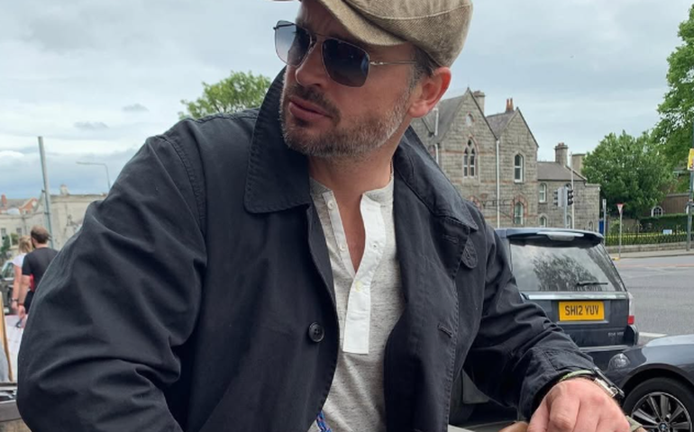 Tom Welling, de 'Smallville', troca Hollywood por rotina rural em rancho na Califórnia