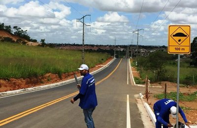  Prefeitura de Arapiraca reforça sinalização de lombadas da Avenida Pedro Tertuliano
