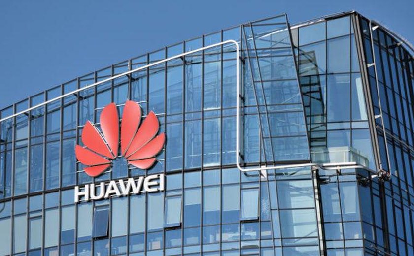 Huawei lança primeiro celular tri-fold do mundo, horas depois da Apple anunciar novo iPhone