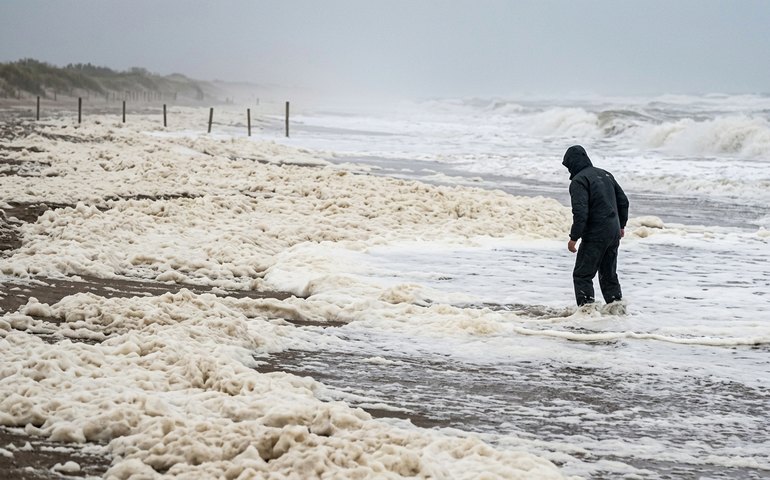 Espuma do mar avança e transforma praias na Argentina