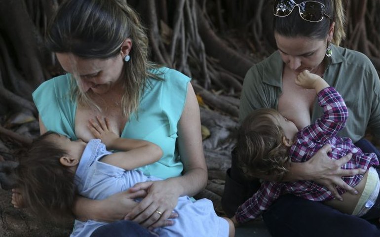 Comissão aprova projeto que garante direito de amamentação em espaços públicos