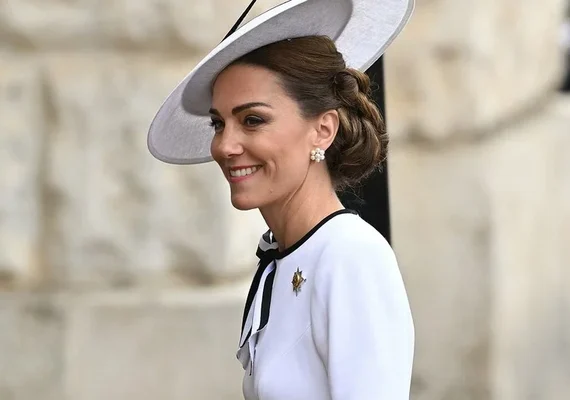 Kate Middleton faz primeira aparição oficial após diagnóstico de câncer; veja