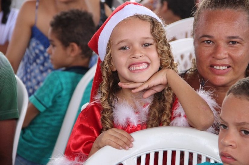 Sinturb marca presença no natal da Adefal com presentes para a criançada