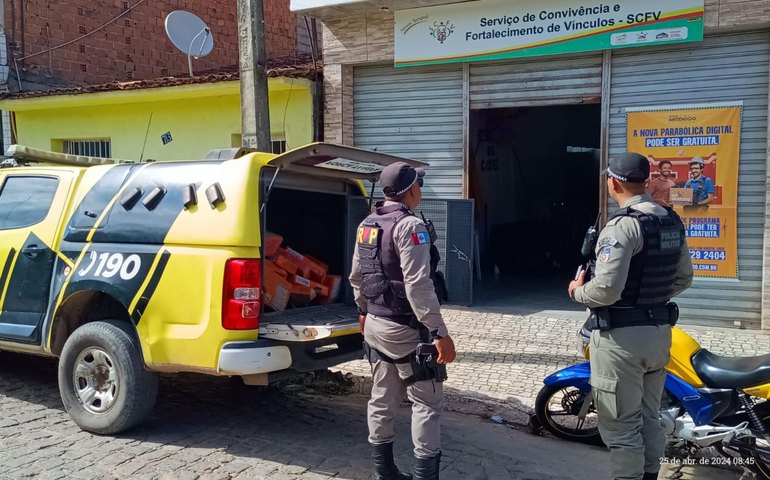 PM doa 59 caixas de hambúrgueres apreendidos à Secretaria de Assistência Social de Joaquim Gomes