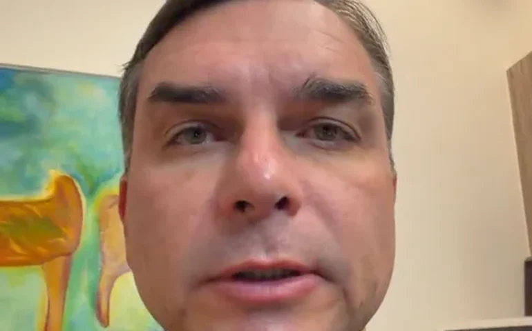 Flávio Bolsonaro convoca jejum noturno pela recuperação do pai internado