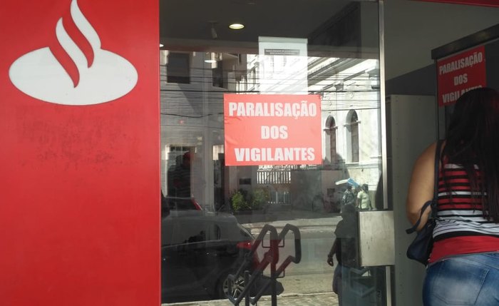 Por lei, os bancos não podem funcionar sem a vigilância - Foto: Bruno Fernandes