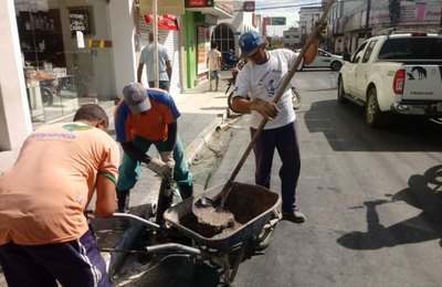 Prefeitura faz manutenção em bocas de lobo e mantém pavimentação em Arapiraca