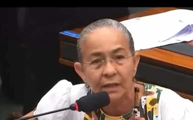 Heloísa Helena cobra convocação de peritos do INSS e critica fila de 3 milhões de pessoas