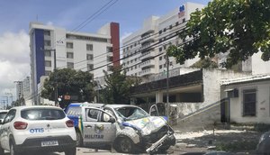 Viatura policial bate em poste na Zona Sul de Aracaju / Foto: Foto: Reprodução/Redes Sociais