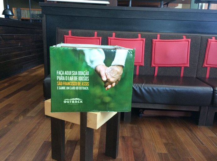 Outback troca doações para o Lar São Francisco de Assis por cards promocionais
