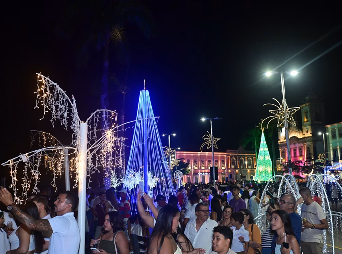 Réveillon de Penedo reúne multidão, valoriza artistas locais e emociona com espetáculo de fogos no Rio São Francisco