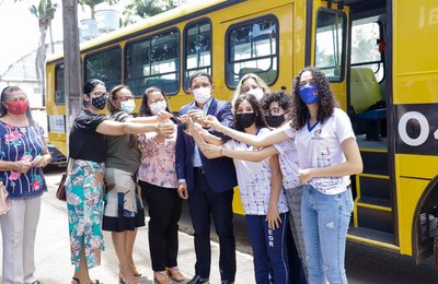 Júlio Cezar em parceria com Governo do Estado entrega mais dois ônibus aos alunos da rede pública estadual