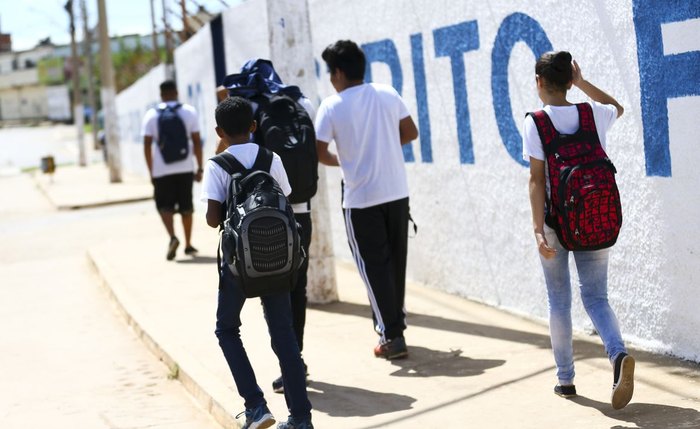 34,2% dos estudantes de Satuba estudam fora da cidade onde moram 34,2% dos estudantes de Satuba estudam fora da cidade onde moram