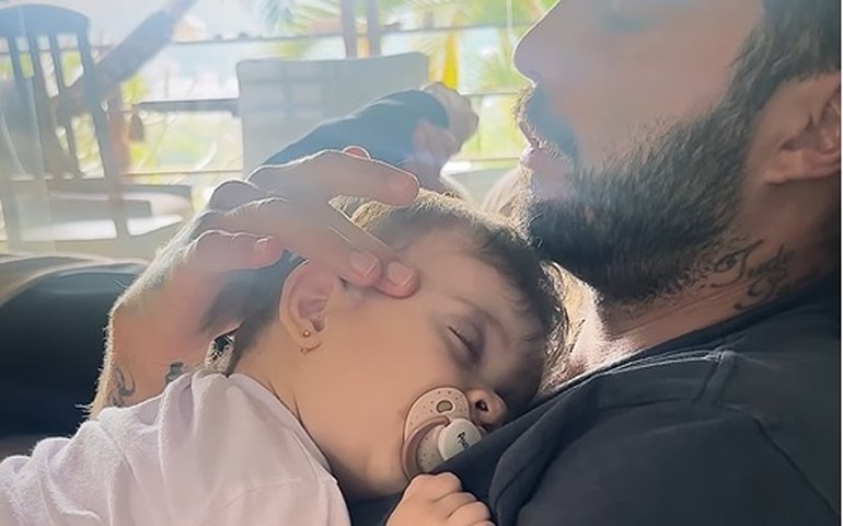 Meu denguinho: Pedro Scooby aparece com Aurora; veja momento entre pai e filha