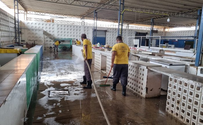 Mais uma ação de limpeza e higienização no Mercado do Benedito Bentes ocorreu nesta segunda. Mais uma ação de limpeza e higienização no Mercado do Benedito Bentes ocorreu nesta segunda.