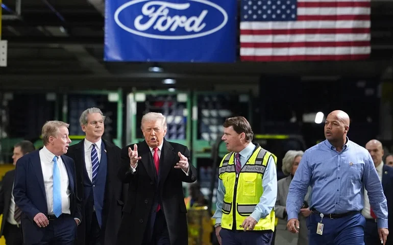 Trump visita fábrica da Ford e defende suas tarifas, na esperança de contrariar os nervosismo sobre a economia