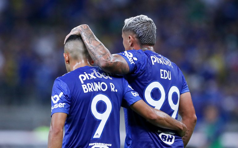 Cruzeiro vira no fim, rebaixa o CSA e recebe a taça com recorde no Mineirão