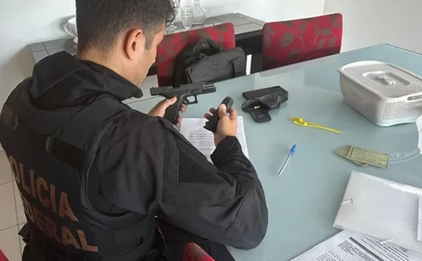 PF cumpre mandados contra PMs e colecionadores acusados de vender armas para facções em AL