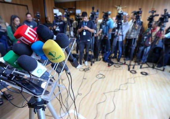 Proposta permite a criação de redes de rádio e televisão, hoje proibida