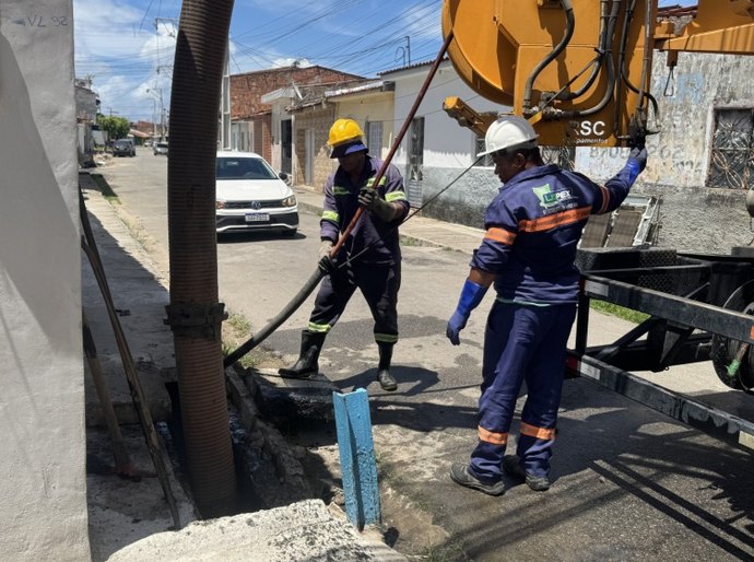 Prefeitura intensifica trabalho de limpeza de galerias para prevenir alagamentos