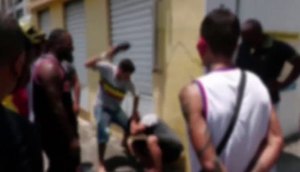 Suspeito do crime foi detido e depois levou socos e chutes por grupo. / Foto: Foto: Reprodução/TV Atalaia