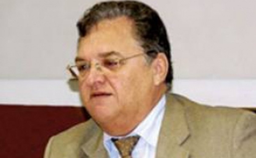 Ex-presidente do TC, Isnaldo Bulhões, está internado na UTI do Hospital Arthur Ramos
