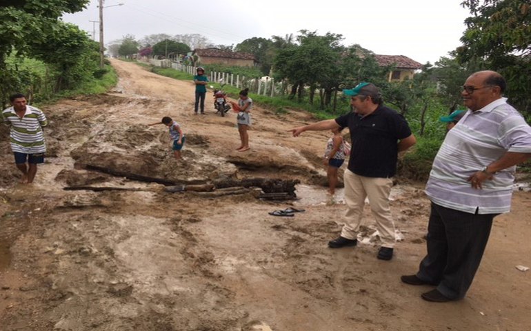 Equipes da Prefeitura trabalham na desobstrução das vias das áreas urbana e rural do município