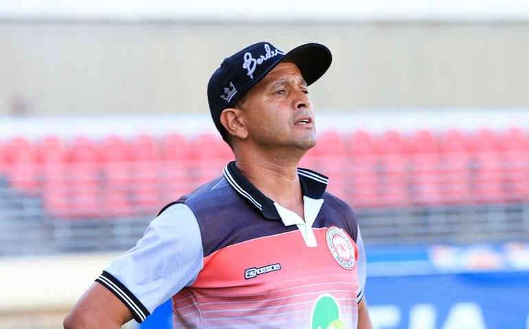 Após eliminação, CSE afasta dez e contrata técnico Jaelson Marcelino