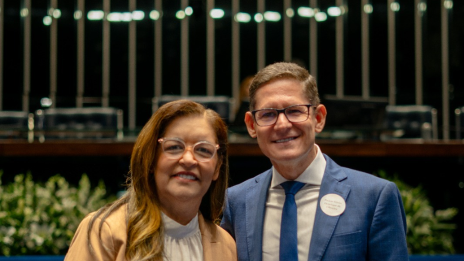 No Senado Federal, Dra Eudócia entrega comenda ao presidente da Igreja Adventista do Sétimo Dia em Alagoas
