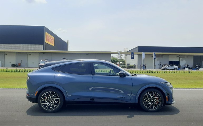 Ford apresenta o familiar e elétrico Mustang Mach-E