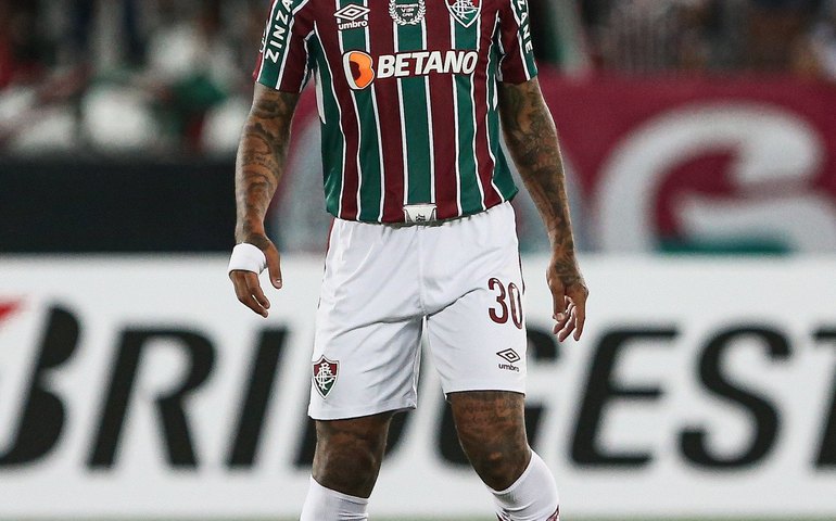 Felipe Melo é expulso após agredir funcionário do Atlético-GO em derrota do Fluminense