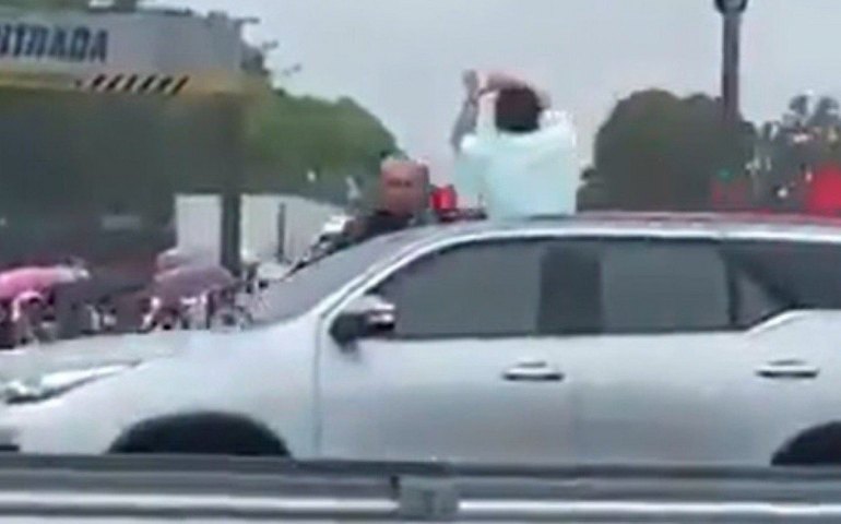 Bolsonaro rebate protestos insultando alagoanos com &#8216;gestos de roubo&#8217;