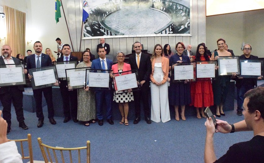 Assembleia homenageia autoridades com a comenda Fátima Pirauá