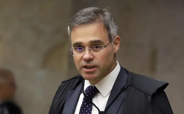 Mendonça acompanha relatora e vota pela cassação do governador de Roraima; julgamento é suspenso após pedido de vista