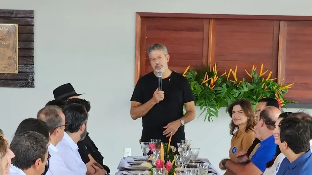 Encontro entre prefeitos e Lira mostra força política para candidatura em 2026
