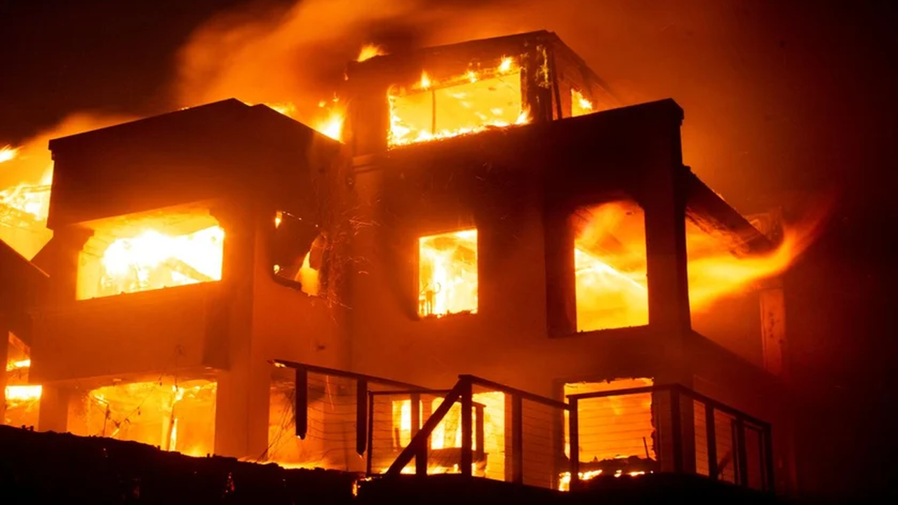 Sobe para 16 o número de mortes em decorrência dos incêndios florestais em Los Angeles