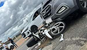 Batida entre carro e moto deixa duas pessoas gravemente feridas em Itabaiana