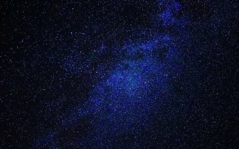 Astrônomos registram pela 1ª vez IMAGEM de 2 buracos negros orbitando juntos em quasar distante