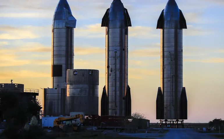 Missão que leva civis para 'caminhada' no espaço é lançada pela SpaceX