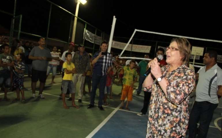 Arapiraca: Célia Rocha inaugura quadra poliesportiva na Vila São Francisco