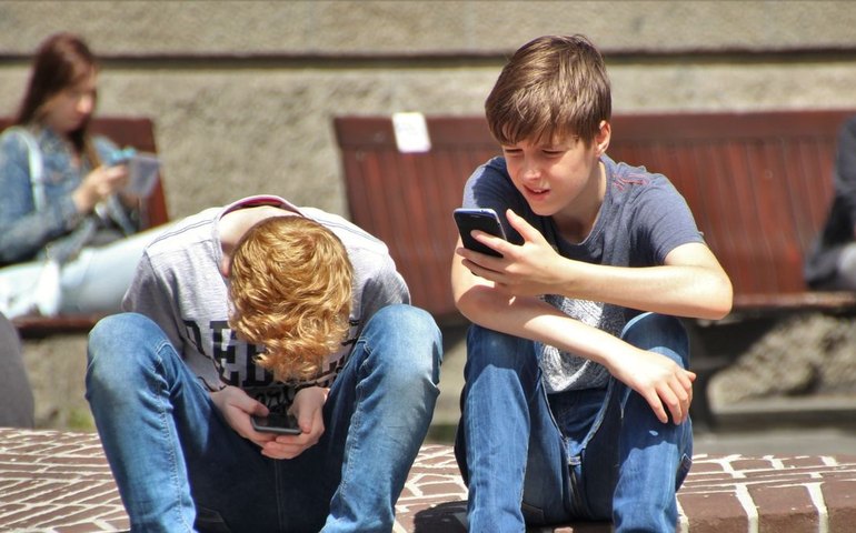 Lei nos EUA quer barrar livre acesso de adolescentes a redes sociais; devemos fazer o mesmo?