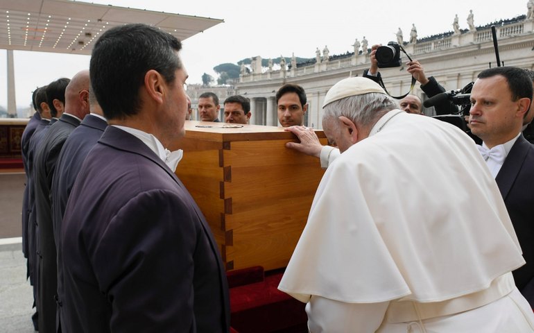 Papa Francisco destaca ‘sabedoria e dedicação’ de Bento XVI durante funeral
