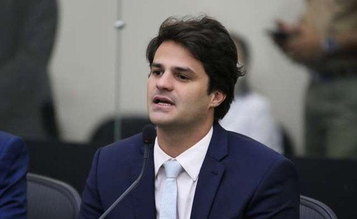 Deputado Breno Albuquerque cobra atenção do poder público para ação de flanelinhas nas vias públicas