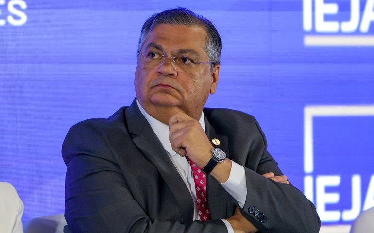 Flávio Dino dá 15 dias para governo se mobilizar e combater incêndios