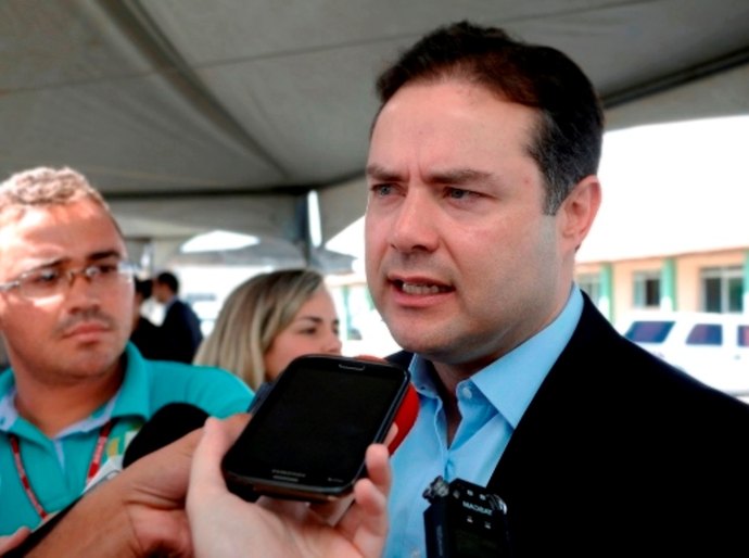 Renan Filho assina ordem de serviço para reformas no Trapichão