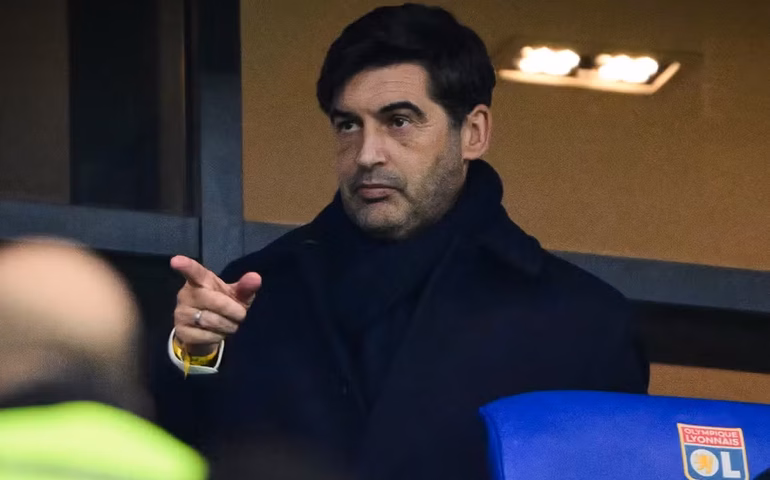 Técnico do Lyon grita na cara de juiz, é expulso e pode ter gancho pesado no Francês