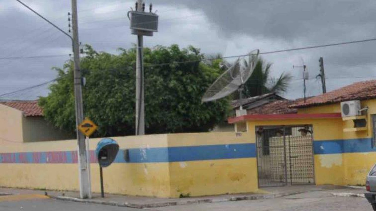Escola abriga rádio pirata em Minador do Negrão