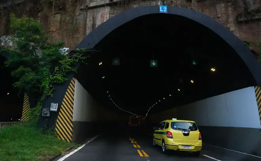 Mulher é detida por resistir a remoção de árvores em obra de túnel em SP