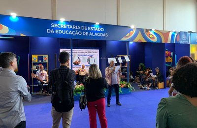 Estande da Seduc tem distribuição de livros, declamações de poesias, palestras e apresentações culturais