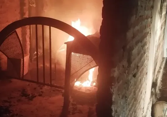 Homem é preso suspeito de espancar mulher e incendiar casa no Sertão de Alagoas